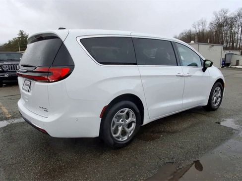 Certified 2024 Chrysler Pacifica Limited image 8