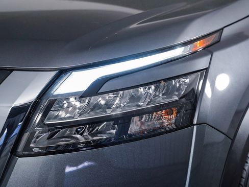 New 2025 Nissan Pathfinder S image 4