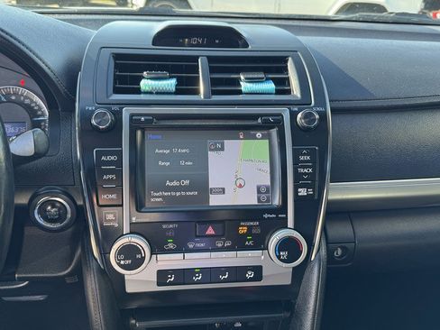 Used 2014 Toyota Camry SE w/ Leather Package FWD image 18
