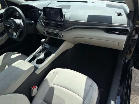 Used 2025 Nissan Altima 2.5 SV FWD image 17