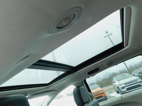 Used 2023 Chrysler Pacifica Limited image 25