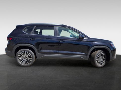 New 2025 Volkswagen Taos SE image 3