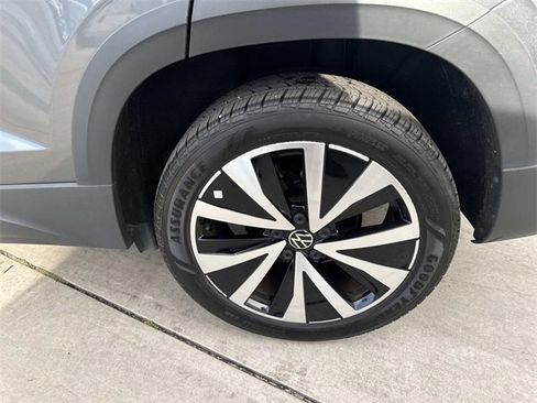 Certified 2023 Volkswagen Taos SE image 6