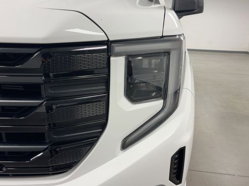 Used 2023 GMC Sierra 1500 Elevation image 9