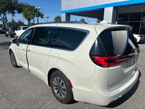 Used 2021 Chrysler Pacifica Touring-L FWD image 4