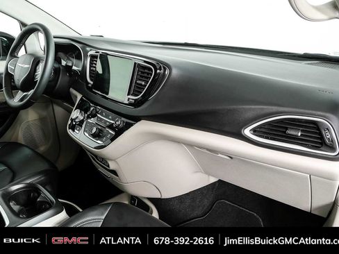 Used 2024 Chrysler Pacifica Touring-L FWD image 21