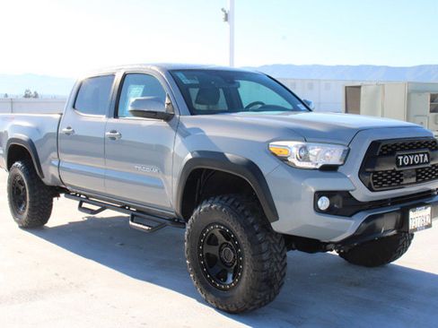 Used 2020 Toyota Tacoma TRD Off-Road image 2