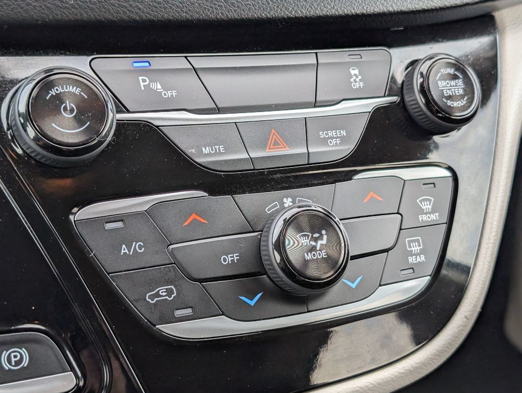 Used 2018 Chrysler Pacifica L FWD image 18