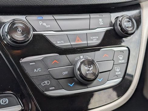 Used 2018 Chrysler Pacifica L FWD image 18