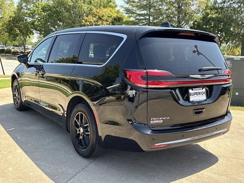 Used 2025 Chrysler Pacifica Select FWD image 10