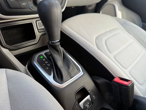 Used 2021 Jeep Renegade Latitude FWD image 19