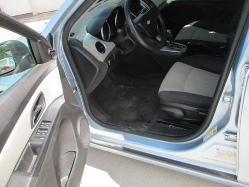 Used 2011 Chevrolet Cruze LS image 9