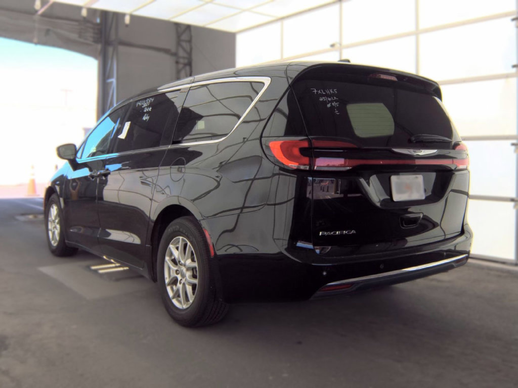 Used 2025 Chrysler Pacifica Select FWD image 2
