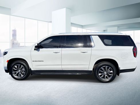 Used 2022 Chevrolet Suburban LT w/ LT Signature Plus Package AWD/4WD image 2