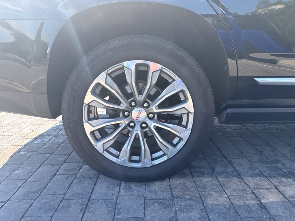 Used 2021 GMC Yukon Denali w/ Denali Premium Package AWD/4WD image 4
