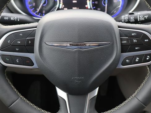 Used 2024 Chrysler Pacifica Touring-L FWD image 33