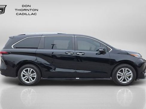 Used 2023 Toyota Sienna Platinum AWD/4WD image 6