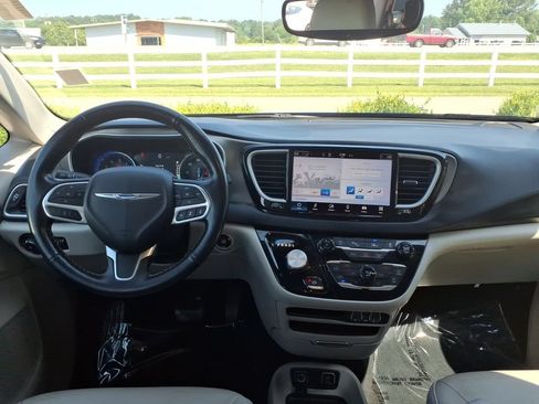 Used 2021 Chrysler Pacifica Touring-L FWD image 14