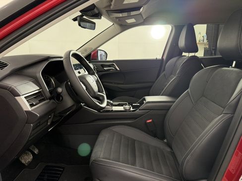 Used 2025 Mitsubishi Outlander SE image 15