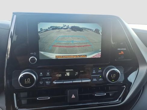 Used 2023 Toyota Highlander LE AWD/4WD image 9