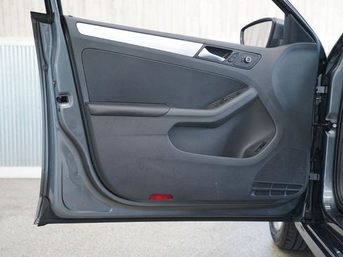 Used 2013 Volkswagen Jetta SE FWD image 28