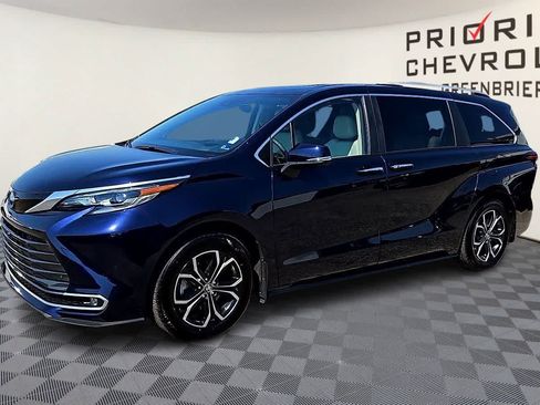 Used 2025 Toyota Sienna Platinum AWD/4WD image 4