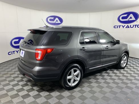 Used 2019 Ford Explorer XLT w/ Equipment Group 202A FWD image 3
