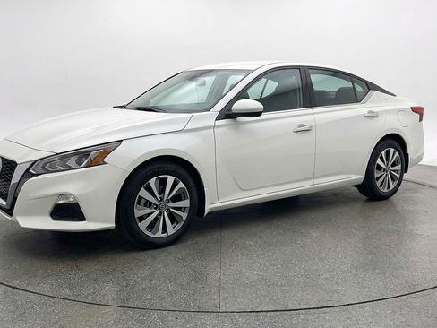 Used 2025 Nissan Altima 2.5 SV FWD image 3