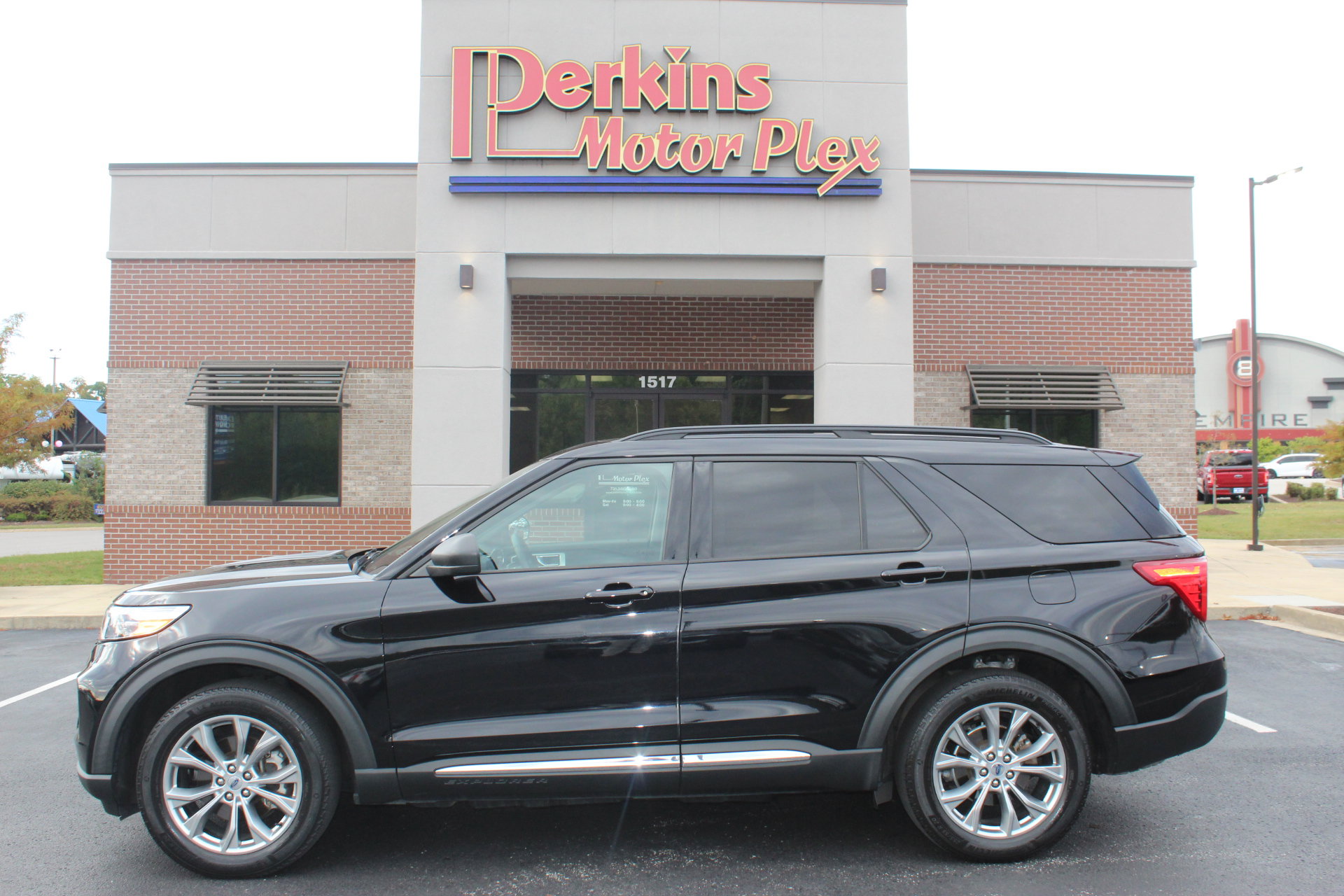 Used 2021 Ford Explorer XLT w/ Equipment Group 202A AWD/4WD image 9