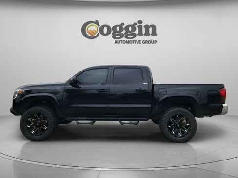 Used 2018 Toyota Tacoma SR5 RWD image 2
