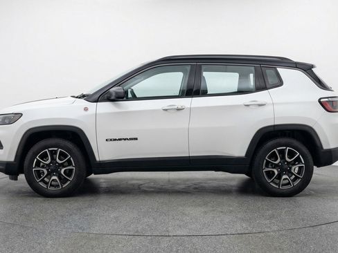 Used 2025 Jeep Compass Trailhawk image 5