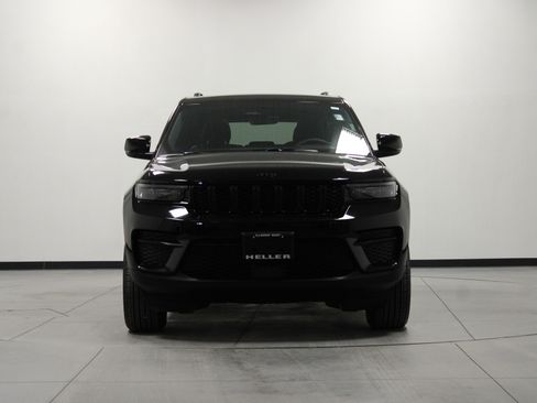 Used 2025 Jeep Grand Cherokee Altitude image 9