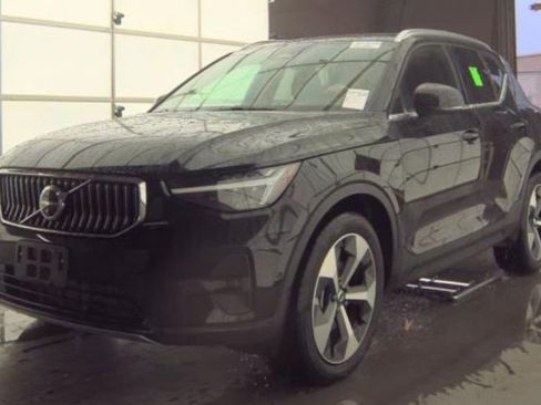 Used 2025 Volvo XC40 B5 Plus image 1