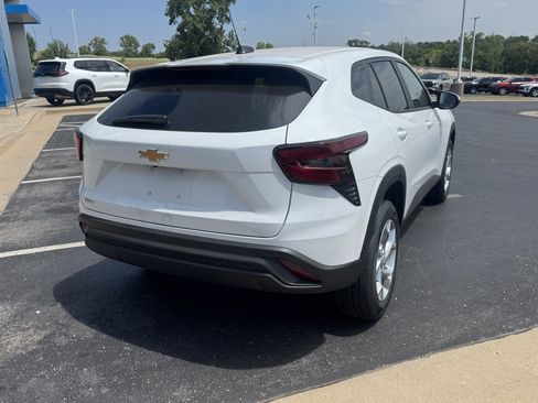 New 2026 Chevrolet Trax LS w/ LS Convenience Package FWD image 4