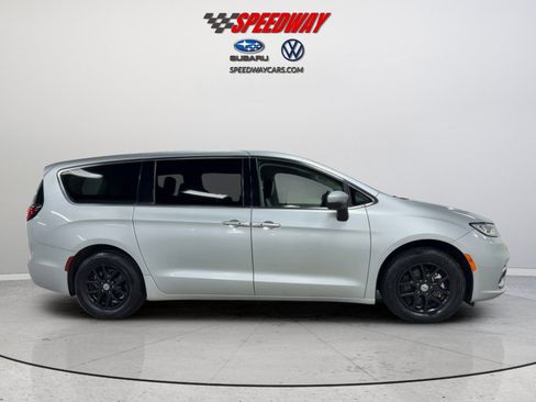 Used 2023 Chrysler Pacifica Touring-L FWD image 4