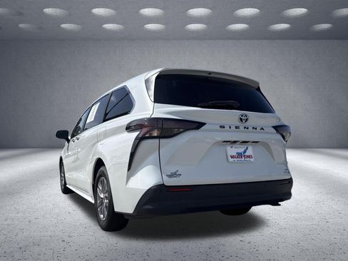 Used 2024 Toyota Sienna XLE FWD image 7