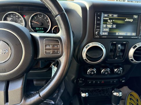 Used 2017 Jeep Wrangler Unlimited Sahara w/ Connectivity Group AWD/4WD image 20