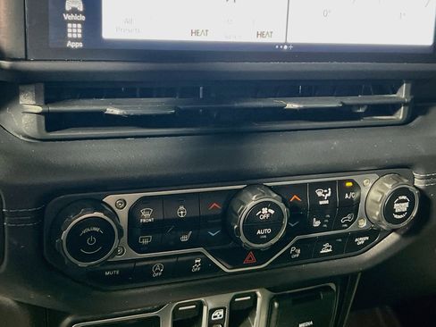 Used 2025 Jeep Gladiator Mojave AWD/4WD image 26