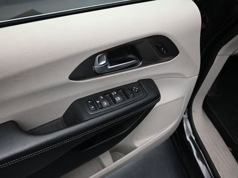 Used 2023 Chrysler Pacifica Touring-L image 17