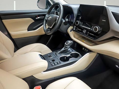 Used 2024 Toyota Highlander XLE image 29