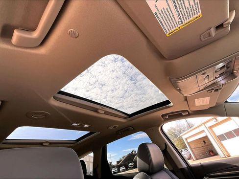 Used 2018 Buick Enclave Essence image 12