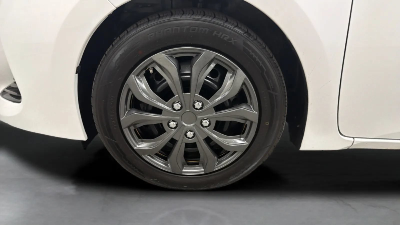 Used 2018 Toyota Corolla LE w/ Carpet Mat Package (TMS) FWD image 27
