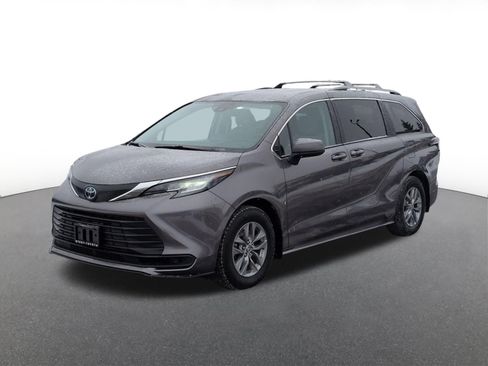 Used 2023 Toyota Sienna LE image 5