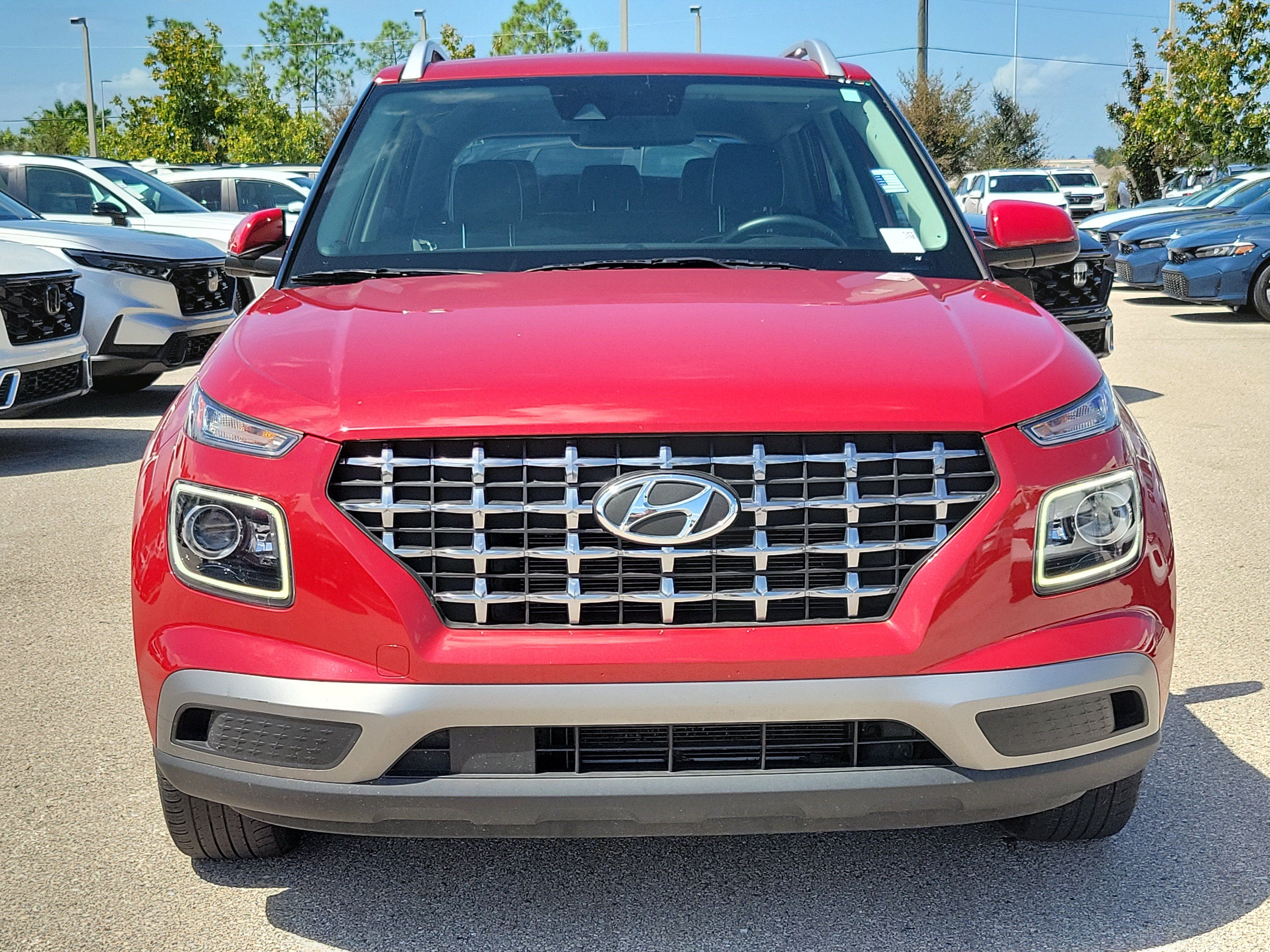 Used 2022 Hyundai Venue Limited FWD image 2