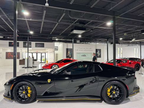 Used 2022 Ferrari 812 GTS image 12