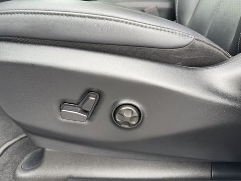 Used 2025 Chrysler Pacifica Select FWD image 13