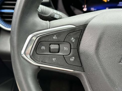 Used 2024 Chevrolet Trax LT w/ Sunroof Package FWD image 19