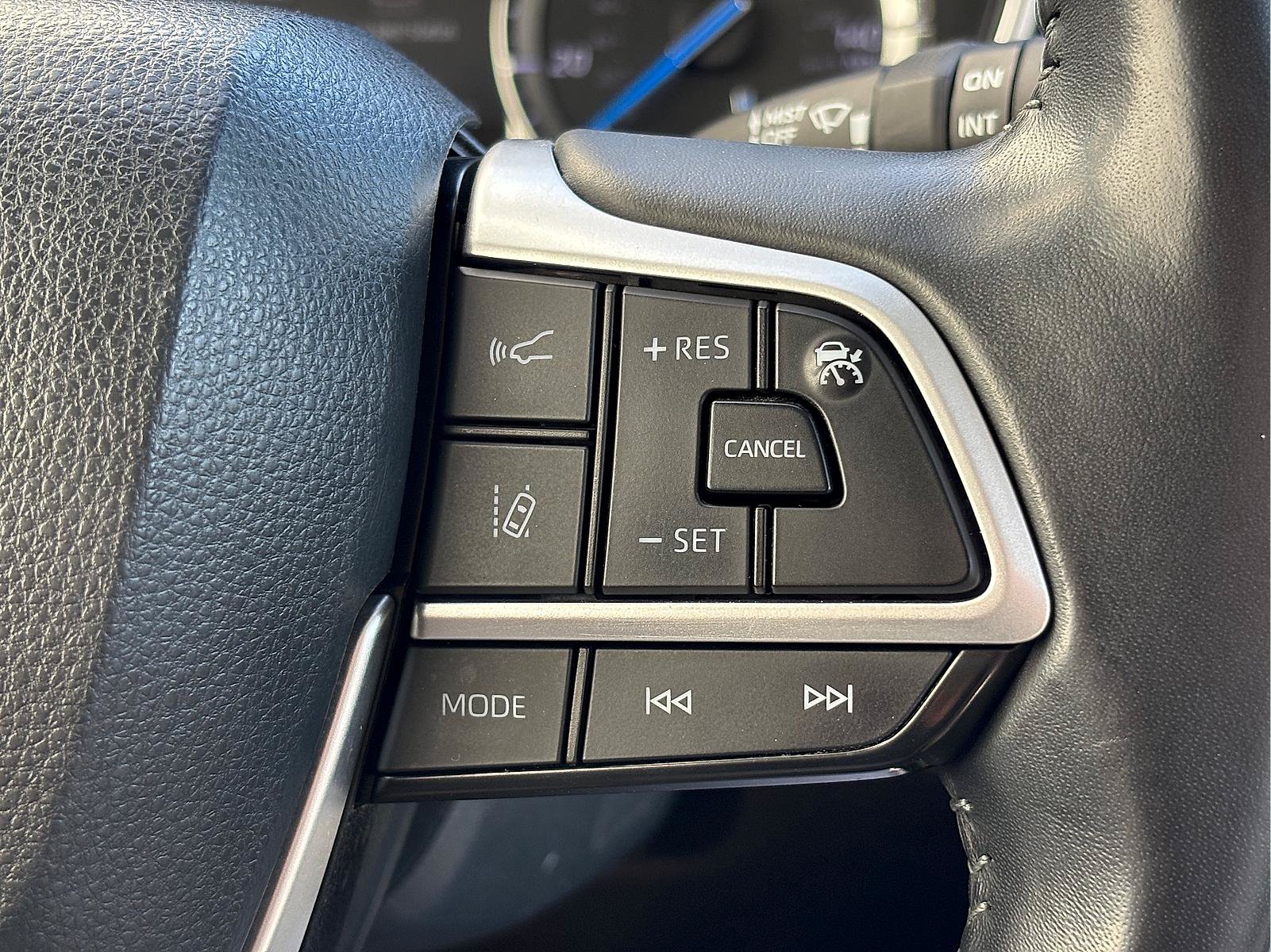 Used 2022 Toyota Highlander XLE AWD/4WD image 32