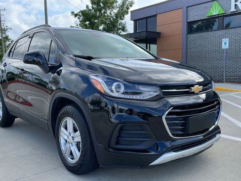 Used 2021 Chevrolet Trax LT w/ LT Convenience Package FWD image 3