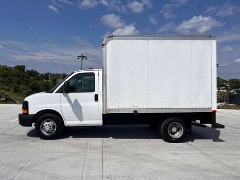 Used 2014 Chevrolet Express 3500 RWD image 2